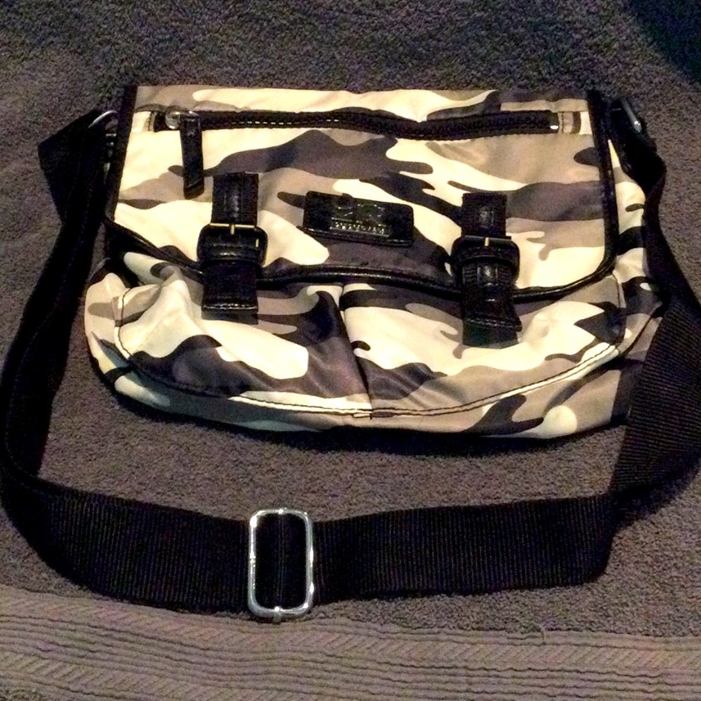Kenneth Cole camo nylon shoulder bag in great condition